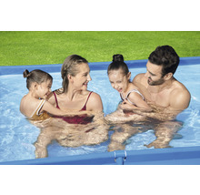 Familie cu doi copii în piscină supraterană