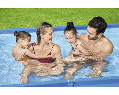 Familie cu doi copii în piscină supraterană