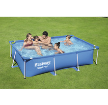 Familie într-o piscină dreptunghiulară Bestway Steel Pro Frame în grădină