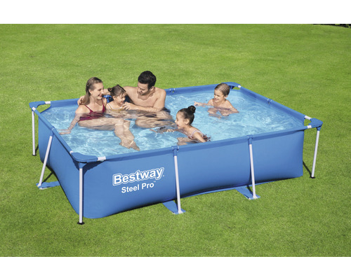Familie într-o piscină dreptunghiulară Bestway Steel Pro Frame în grădină