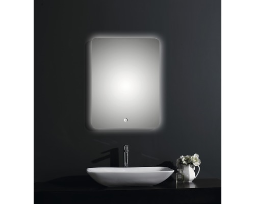 Baie cu oglindă iluminată deasupra unei chiuvete