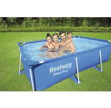 Familie într-o piscină dreptunghiulară cu cadru de oțel Bestway Steel Pro în grădină