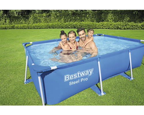 Familie într-o piscină dreptunghiulară cu cadru de oțel Bestway Steel Pro în grădină