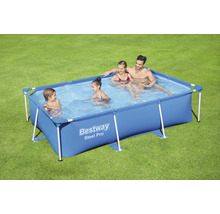 Piscină supraterană cu familie în grădină
