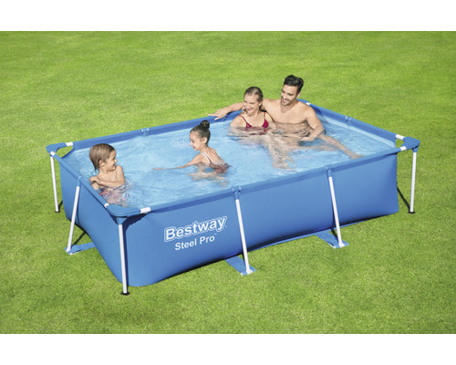 Piscină supraterană cu familie în grădină