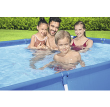 Familie înotând într-o piscină dreptunghiulară