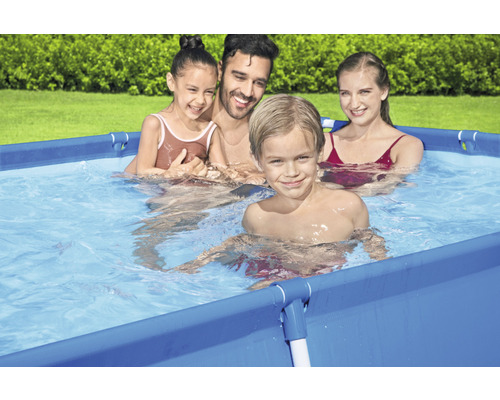 Familie înotând într-o piscină dreptunghiulară