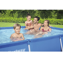 Familie într-o piscină supraterană dreptunghiulară marca Bestway