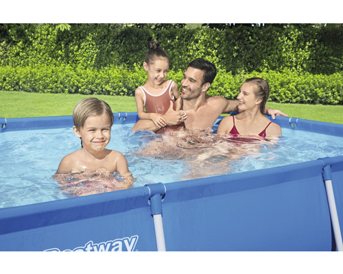 Familie într-o piscină supraterană dreptunghiulară marca Bestway