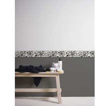 Design baie cu bordură florală, prosop și produse de îngrijire pe o bancă de lemn.