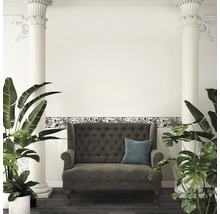 Exemplu de decor cu canapea, plante și bordură în cameră.