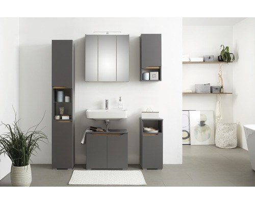 Baie modernă cu mobilier gri, dulap cu oglindă și spațiu de depozitare