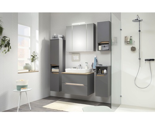 Baie luminoasă cu mobilier de baie gri, chiuvetă, dulap cu oglindă și duș