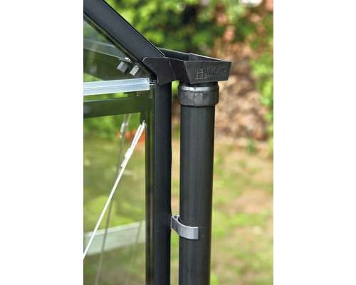 Vedere detaliată a jgheabului unei sere cu burlan