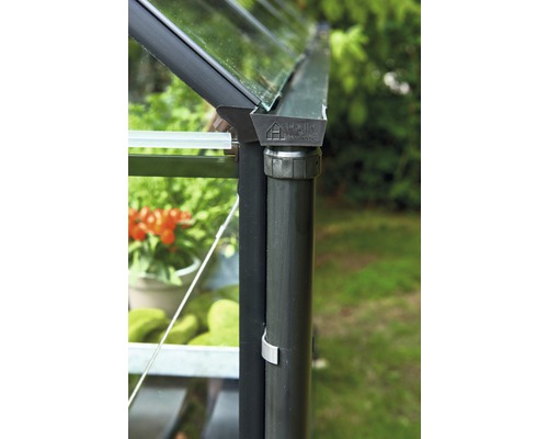 Vedere detaliată a unei sere Halls cu jgheab și burlan