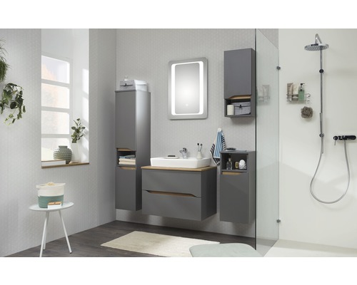 Baie modernă cu mobilier de baie gri, lavoar, dulap cu oglindă și duș.