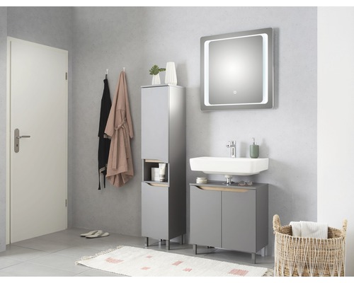 Baie modernă cu chiuvetă, oglindă, mobilier de baie și decorațiuni