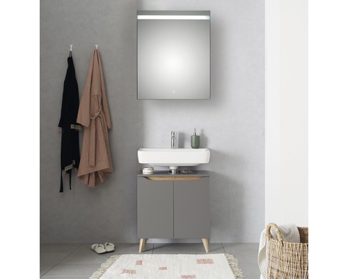 Baie modernă cu dulap sub lavoar, lavoar de blat și dulap cu oglindă iluminată.