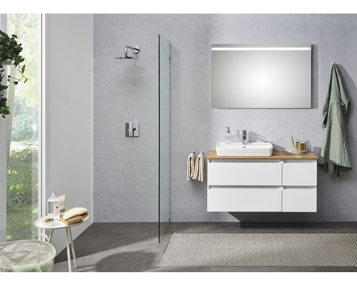 Baie cu armătură de duș, lavoar, oglindă și prosoape