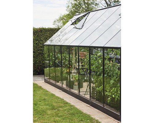 Seră cu plante în grădină