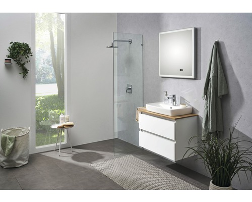 Baie modernă cu lavoar, oglindă, duș și decorațiuni.