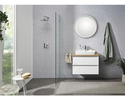 Baie modernă cu cabină de duș, lavoar cu oglindă și spațiu de depozitare