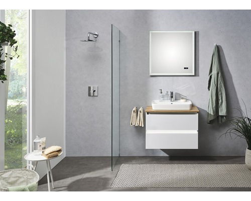 Baie modernă cu duș, chiuvetă și oglindă