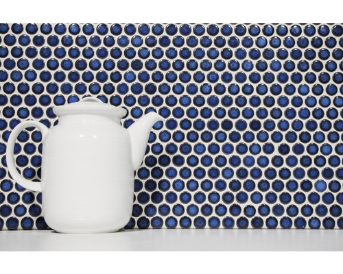 Plăci de mozaic cu pietre rotunde albastre și un ceainic alb