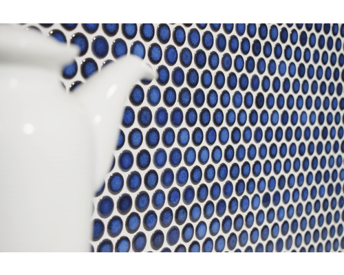 Prim-plan cu plăci de mozaic albastre