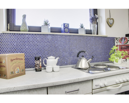 Scenă de bucătărie cu mozaic, ceainic și accesorii pe blat