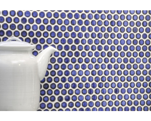 Plăci de mozaic cu model punctat și un ceainic