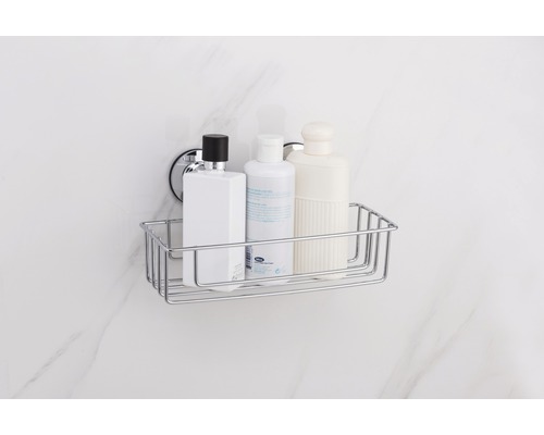 Raft de duș din sârmă cromată cu trei flacoane de șampon pe un perete