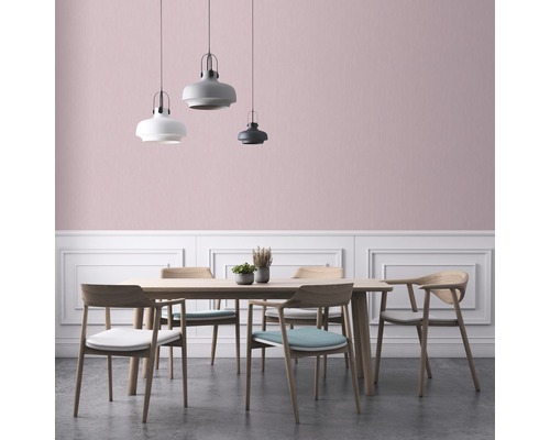 Sufragerie cu masă din lemn, scaune și lămpi suspendate