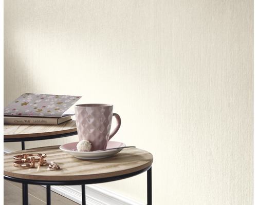 Prim-plan cu tapet bej într-o cameră cu o masă și decorațiuni.