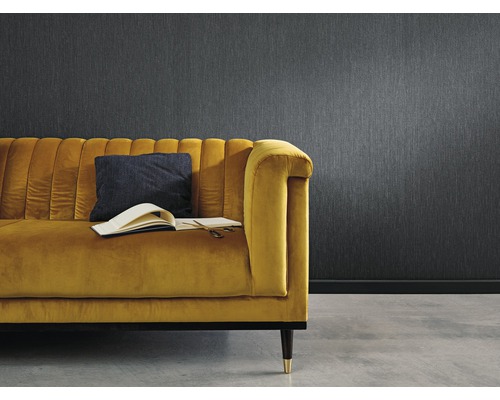 Cameră de zi cu tapet cu model și canapea galbenă