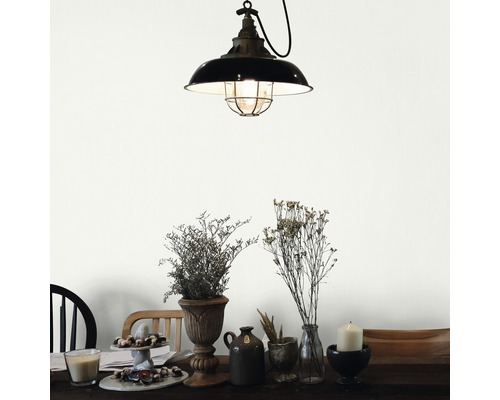 Masa de sufragerie cu decorațiuni și lampă suspendată