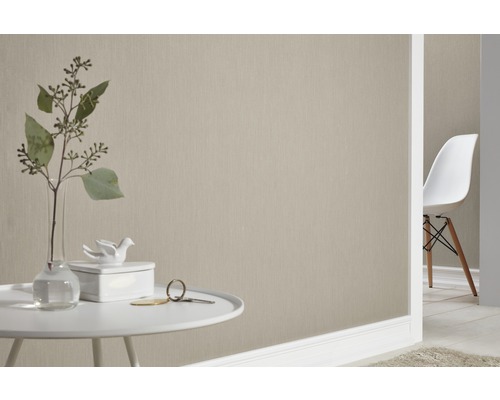 Vedere a camerei cu tapet, masă și decorațiuni