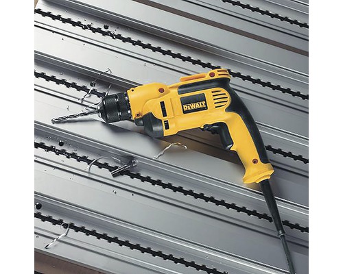 Mașină de găurit DeWalt găurind în metal