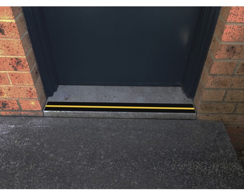 Zona de intrare cu benzi antiderapante