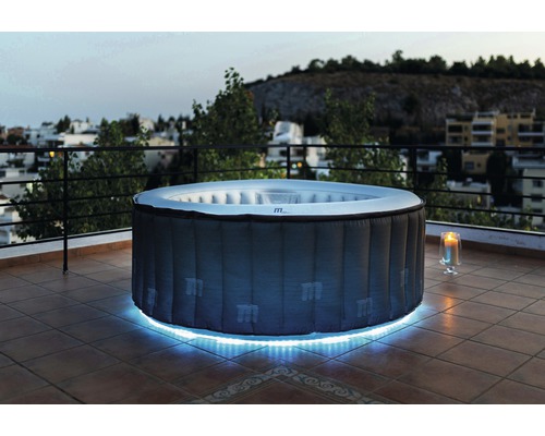 Cadă cu hidromasaj rotundă gonflabilă cu iluminare pe o terasă