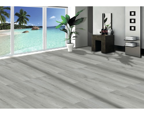 Cameră luminoasă cu podea laminată cu aspect de lemn, fereastră cu vedere la mare și decorațiuni