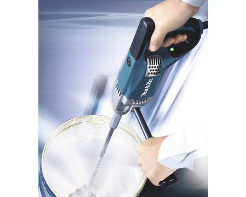 Logo Makita. Un bărbat amestecă vopsea cu un mixer de vopsea.