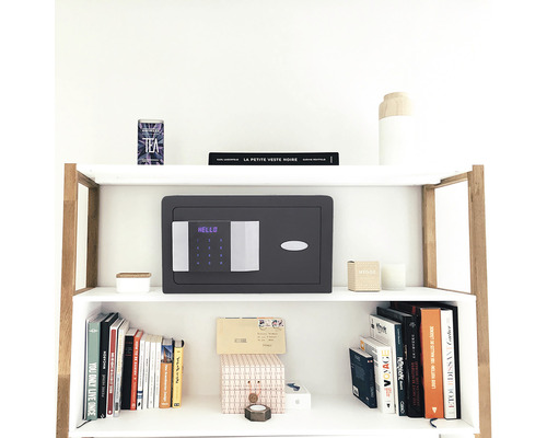 Raft cu seif, cărți și decorațiuni