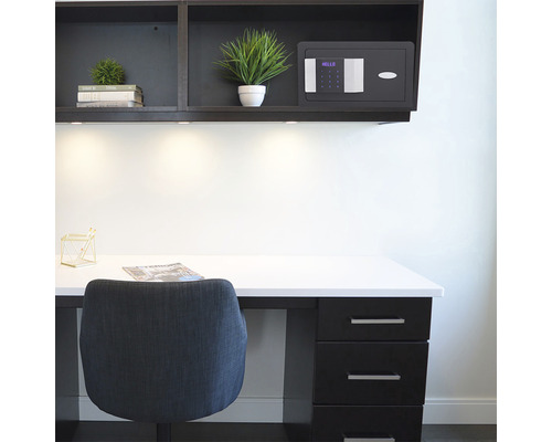 Birou cu masă de scris, scaun de birou și seif în raft