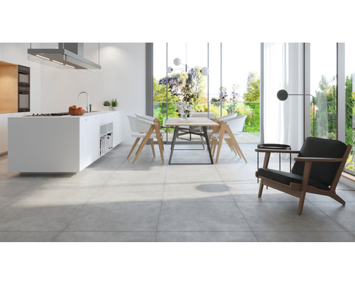 Bucătărie luminoasă cu insulă de gătit, set de masă și scaun pe podea cu gresie.