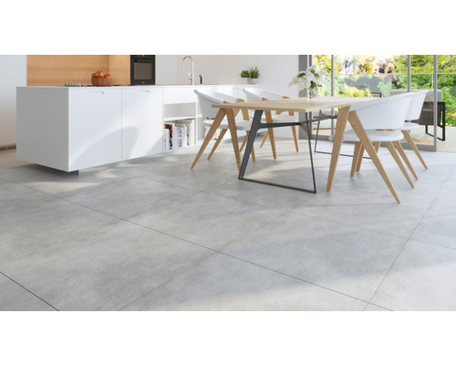 Bucătărie luminoasă cu podea cu gresie, masă de sufragerie și scaune