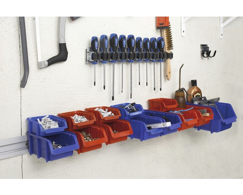 Perete de atelier cu scule, șurubelnițe și cutii de sortare pentru depozitare