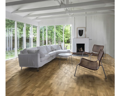 Living luminos cu parchet, canapea, fotolii și șemineu