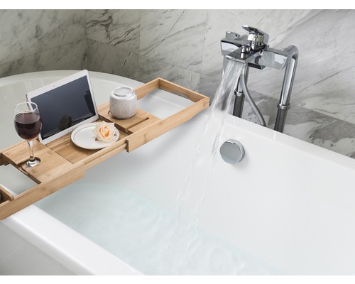 Scenă cu cadă umplută cu suport extensibil pentru cadă, tabletă, pahar de vin, vas ceramic și floare