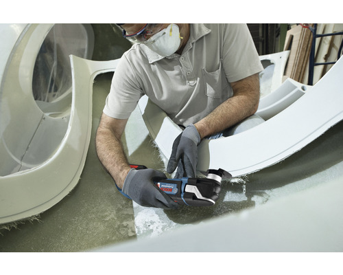 Bărbat care utilizează un instrument multifuncțional Bosch pentru o reparație